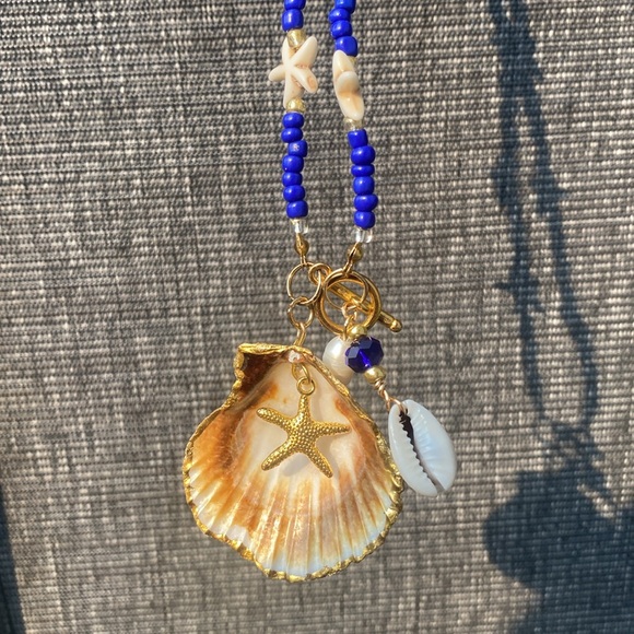 Natural Shell Gilded in Gold Leaf with a Starfish-Freshwater Pearl Boho Necklace - Picture 6 of 7